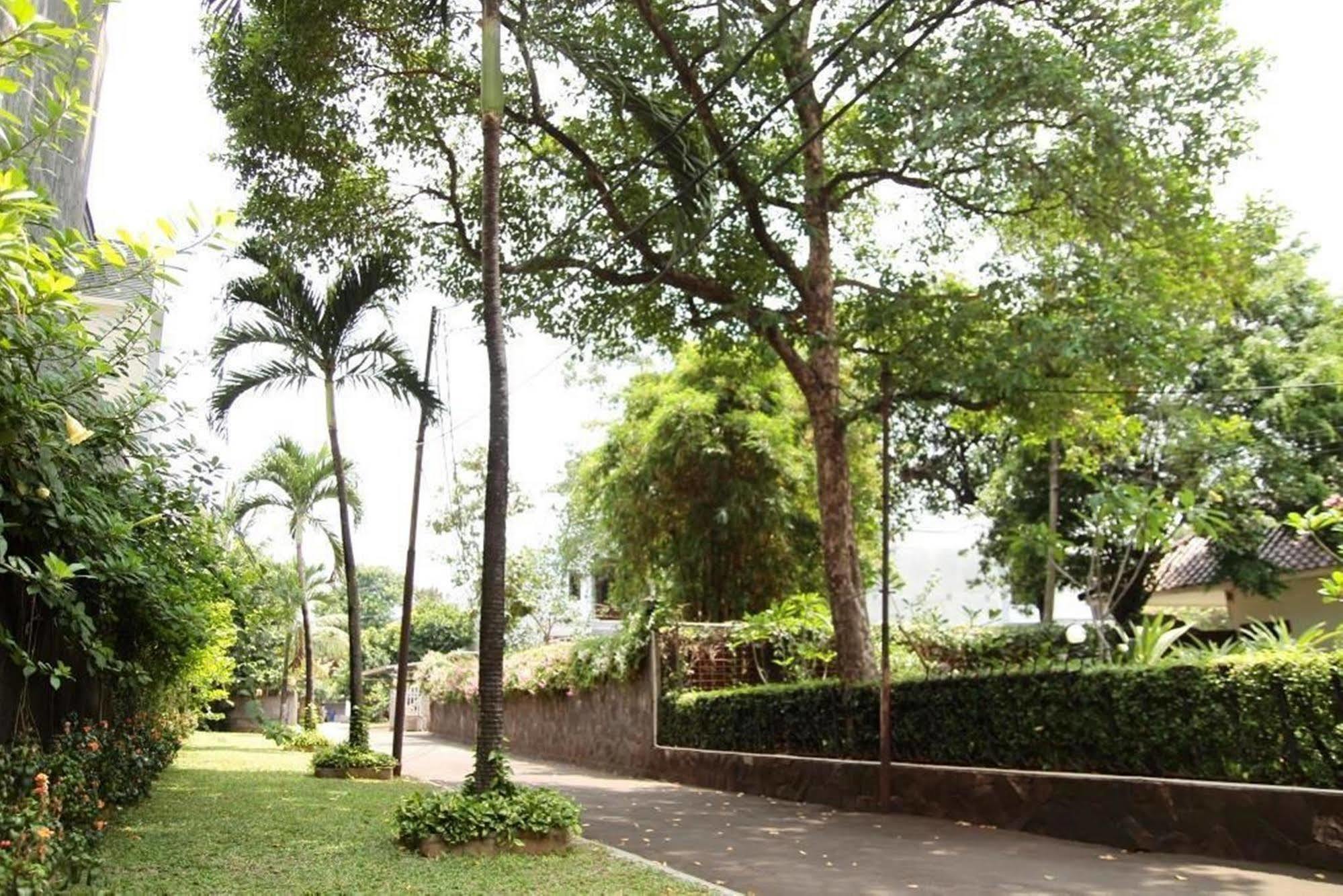 Reddoorz Plus Near Kemang Raya Jakarta Exterior foto